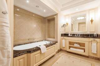 Отель Fairmont Grand Hotel Kyiv Киев Номер Fairmont с 2 кроватями размера «queen-size»-3