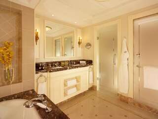 Отель Fairmont Grand Hotel Kyiv Киев Номер Fairmont с 2 кроватями размера «queen-size»-4