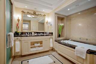 Отель Fairmont Grand Hotel Kyiv Киев Номер Fairmont с кроватью размера "king-size"-8
